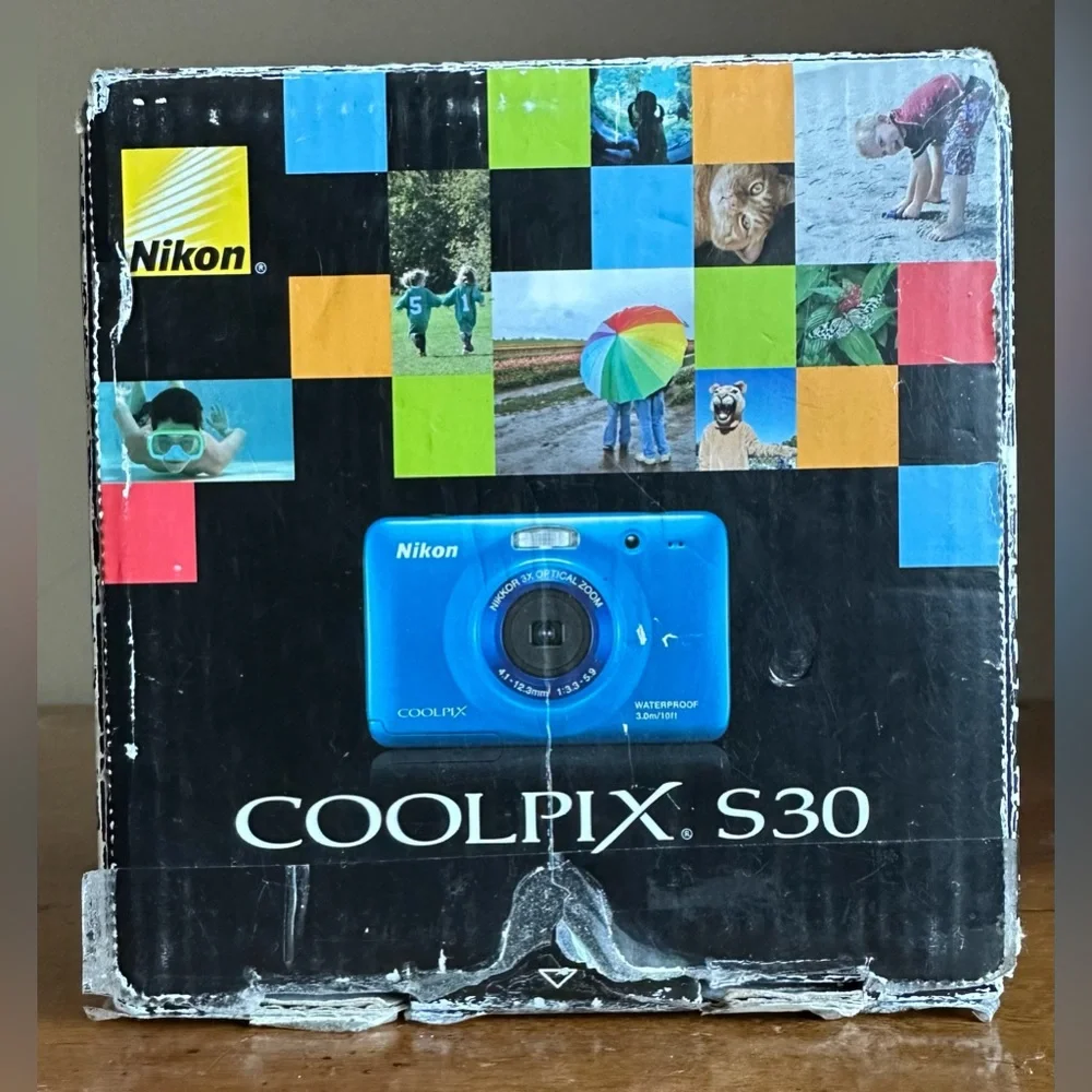 Nikon COOLPIX S30 10.1MP Waterproof Digital Camera White FOR REPAIR/PARTS
